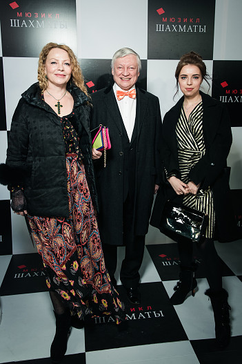 Анатолий Карпов с семьей