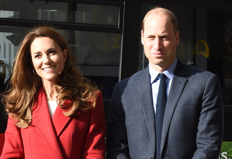 Новый выход! Кейт Миддлтон восхитила фигурой в красном пальто