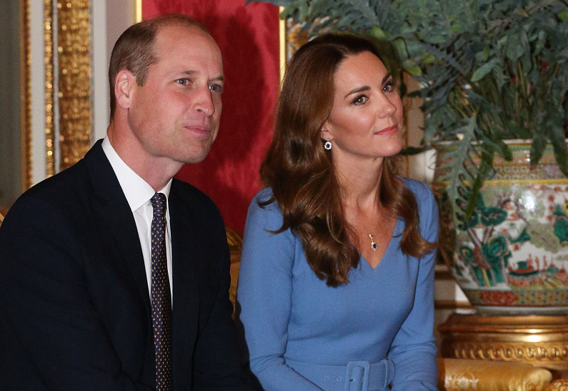 Double dressing: Кейт Миддлтон и принц Уильям появились на публике в одинаковых костюмах. Фото!