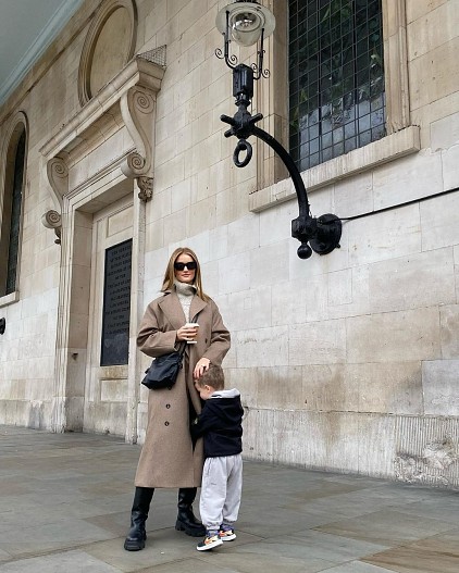 Роузи Хантингтон-Уайтли с сыном