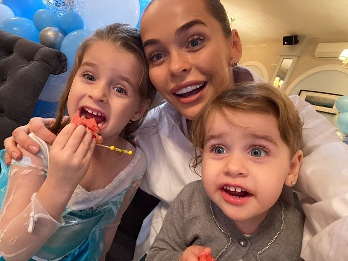 Анна Хилькевич с дочерьми