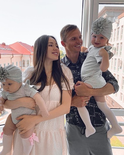 Анастасия Костенко и Дмитрий Тарасов с дочерьми