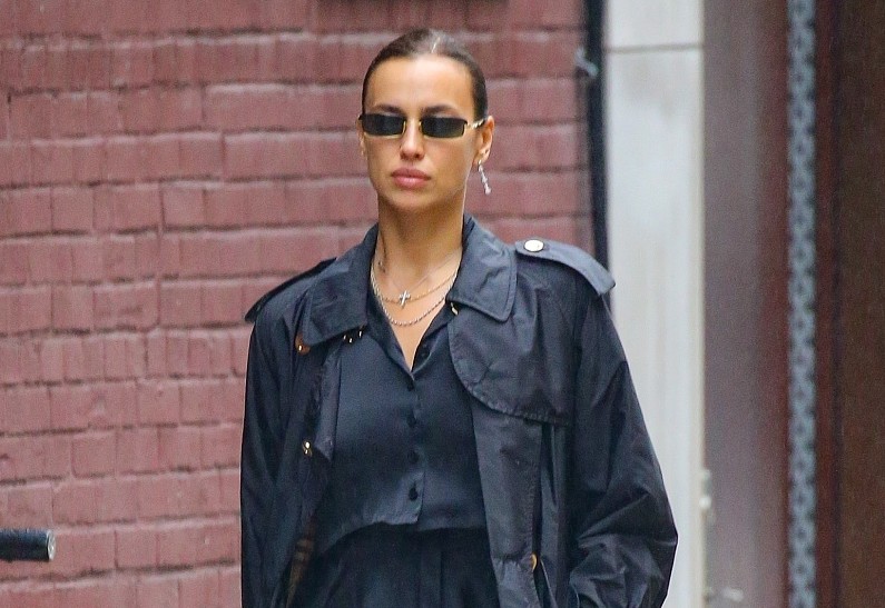 Ирина Шейк появилась на улицах Нью-Йорка в ультракоротких шортах не по погоде