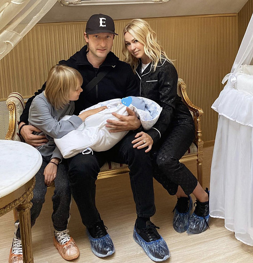 Евгений Плющенко и Яна Рудковская с сыновьями&nbsp;