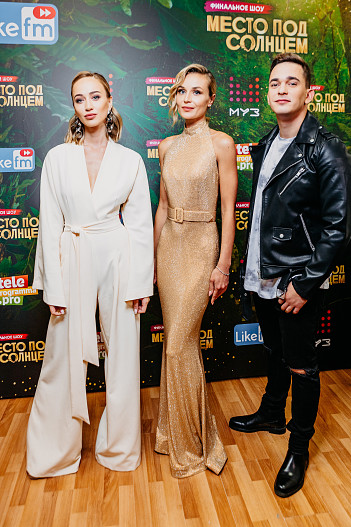 Полина Гагарина с участниками проекта