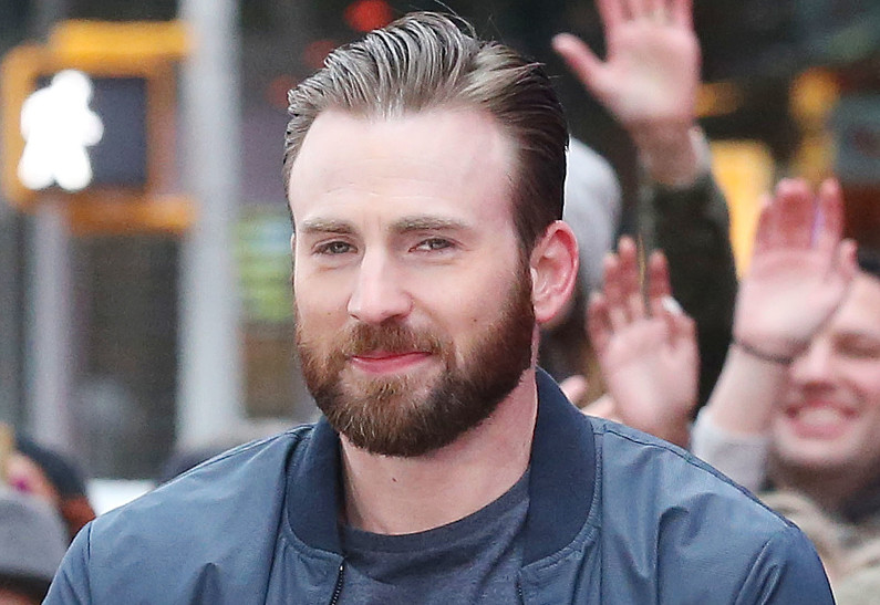 Крис Эванс шокировал поклонников многочисленными татуировками. Видео!