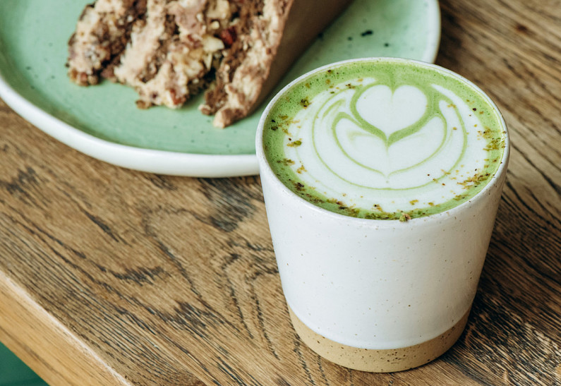 Кофе-пейринг: новые десерты и горячие напитки в «Без рецепта»