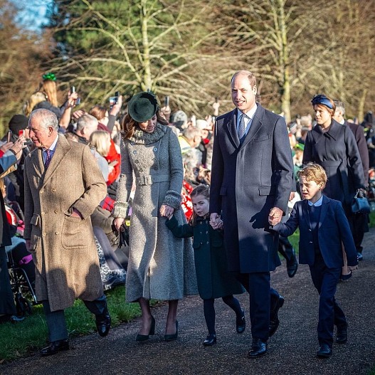 Принц Чарльз, Кейт Миддлтон и принц Уильям со старшими детьми