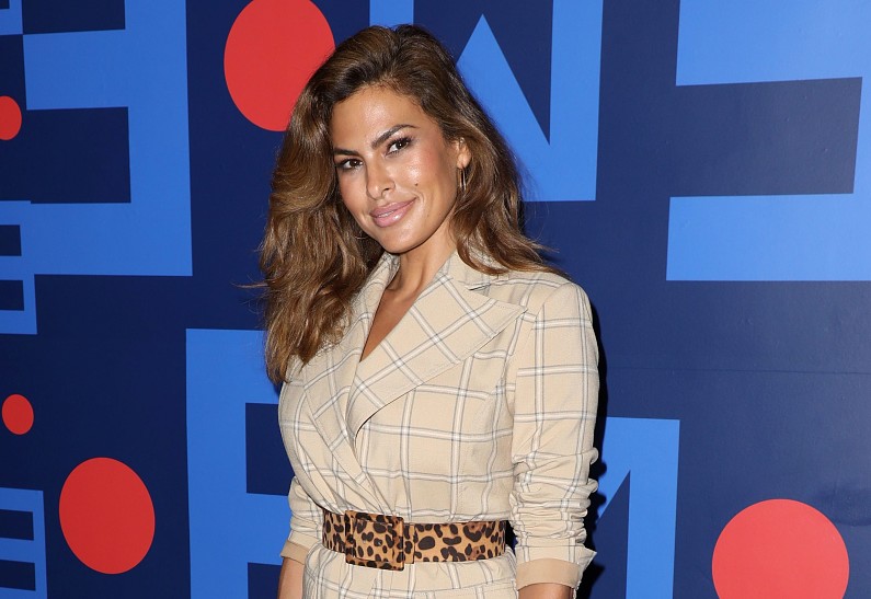 Ева Мендес напугала поклонников неожиданным снимком с иглами в шее