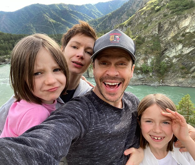 Павел Деревянко с женой Евгенией и дочерьми Варварой и Александрой