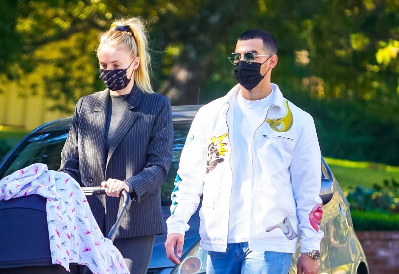 Софи Тернер показала фигуру после родов в облегающем костюме на прогулке с дочерью. Фото!