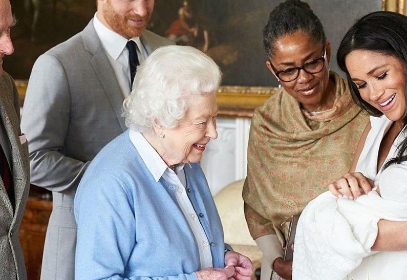Сын принца Гарри и Меган Маркл общается с прабабушкой Елизаветой II по видеосвязи. Новые подробности!