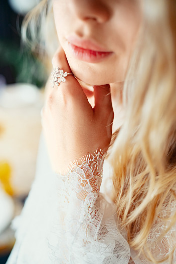 На Анастасии: платье Ermanno Scervino, серьги, кольцо — всё Mercury из коллекции Classic (белое золото, бриллианты)