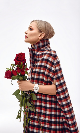 На Юлии: кейп Dior, Часы Rado True Square Open Heart из высокотехнологичной керамики с бриллиантами