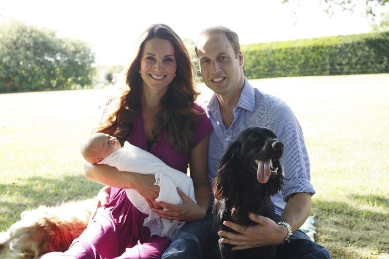 Кейт Миддлтон и принц Уильям с сыном Джорджем и Лупо