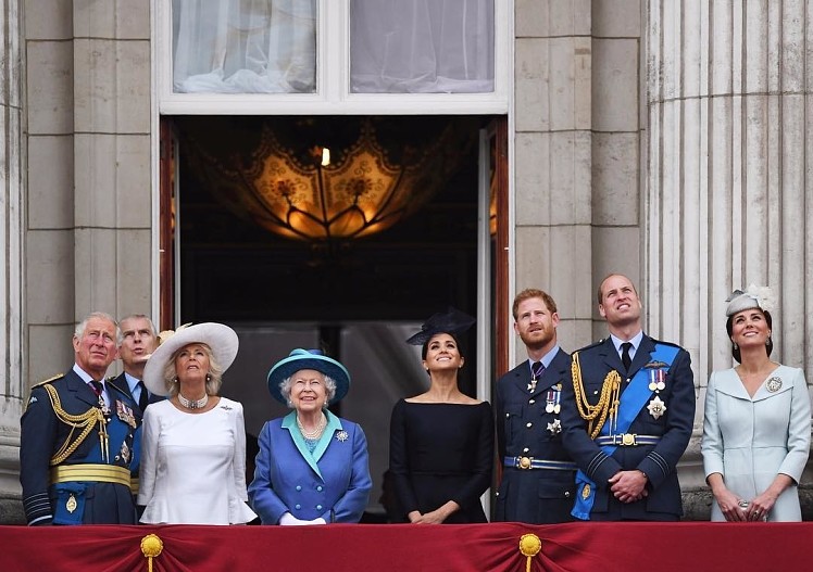 Принц Чарльз и Камилла, королева Елизавета, принц Гарри и Меган Маркл, принц Уильям и Кейт Миддлтон