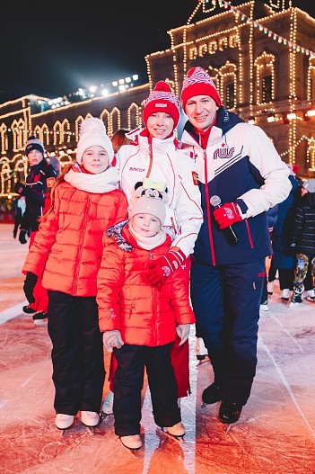 Татьяна Тотьмянина и Алексей Ягудин с дочерьми