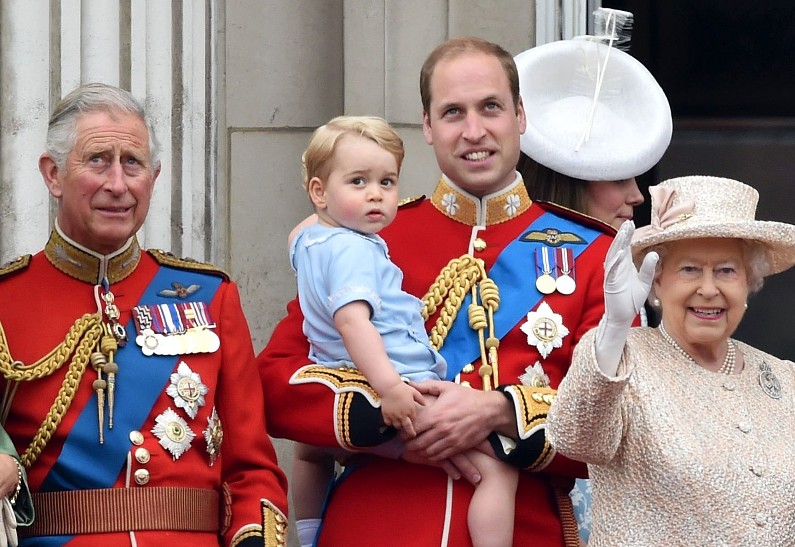 Елизавета II была всерьез обеспокоена выявлением коронавируса у принца Чарльза и принца Уильяма. Новые подробности