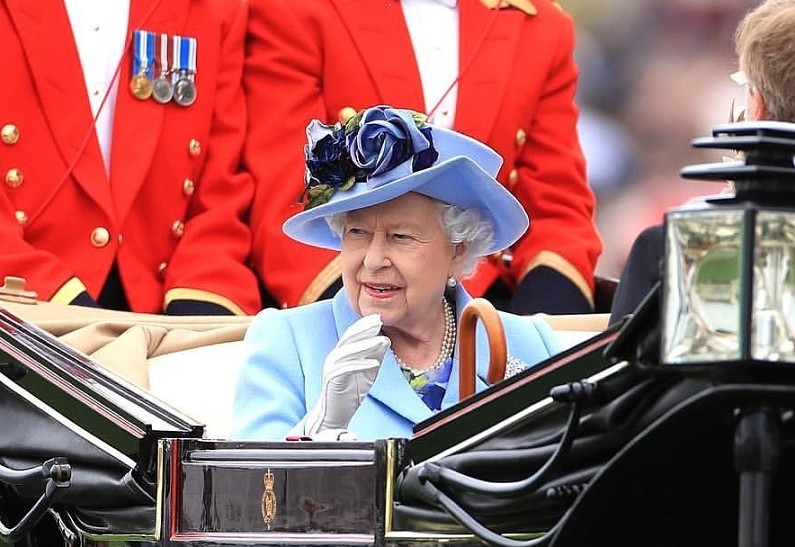 Елизавета II продолжает осваивать технологии: новое появление королевы в сети