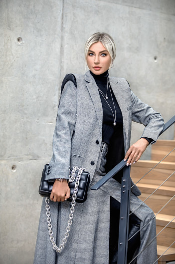 На Ольге: жакет, юбка — всё Vetements, сапоги, сумка — всё Bottega Veneta, колье, браслет, серьги — всё Tiffany & Co.&nbsp;