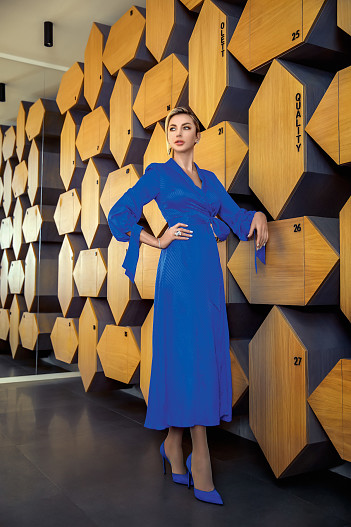 На Ольге: платье Galvan London, туфли Gianvito Rossi, кольца, браслет, серьги — всё Tiffany & Co.