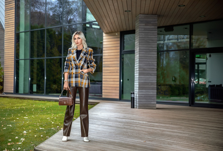 На Ольге: жакет Dries Van Noten, брюки Bottega Veneta, сумка Wandler, колье, браслеты — всё Tiffany & Co.