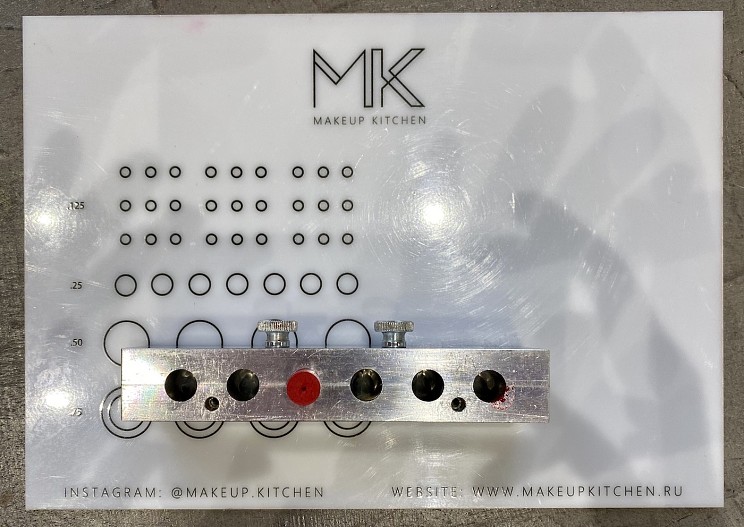 Помада, залитая в форму.