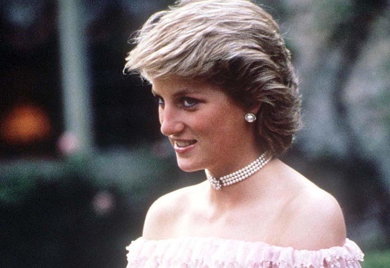 Брат принцессы Дианы опубликовал редкое семейное фото на фоне скандала из-за ее интервью