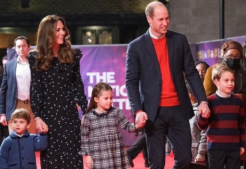 Редкий выход: Кейт Миддлтон и принц Уильям с тремя детьми на красной дорожке в Лондоне