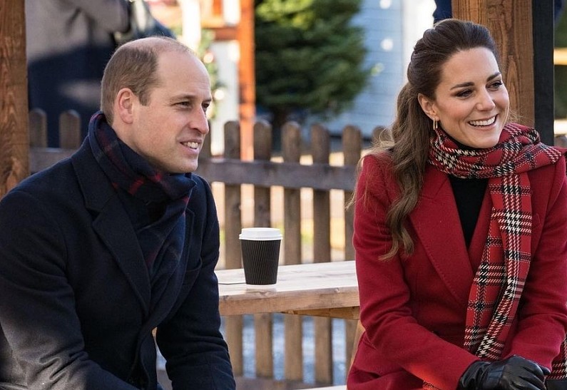 Эксперт по языку тела проанализировала новый снимок Кейт Миддлтон и принца Уильяма с детьми для рождественской открытки