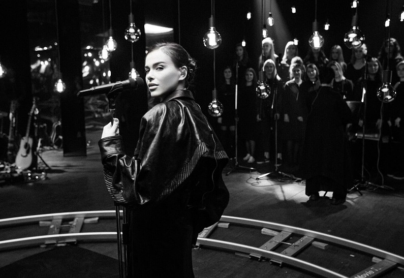Елена Темникова исполнила в шоу LAB новый трек «Лунная ночь» и спела колыбельную