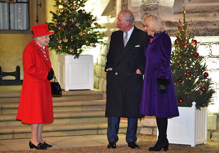 Елизавета II и принц Чарльз с супругой