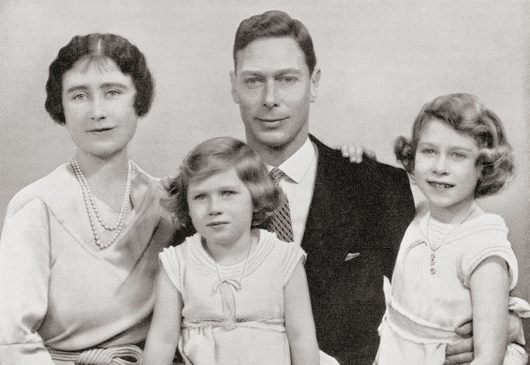 Леди Елизавета Боуз-Лайон и король Георг VI с дочерьми Маргарет и Елизаветой