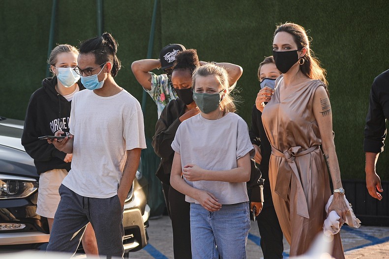 Анджелина Джоли с детьми