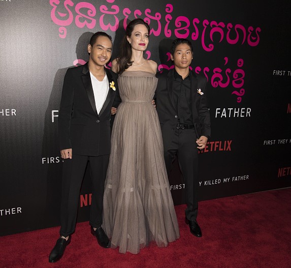 Анджелина Джоли с сыновьями Мэддоксом и Паксом