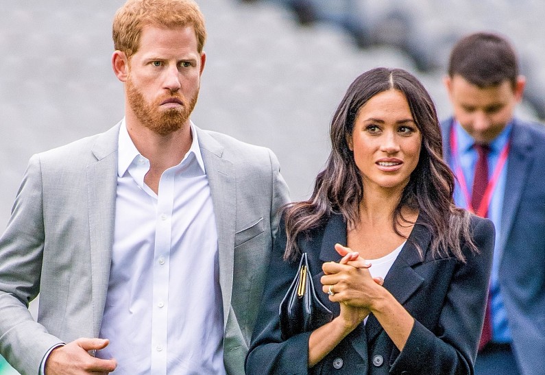 «Мальчик в собачьей будке»: в сети жестко раскритиковали рождественскую открытку принца Гарри и Меган Маркл