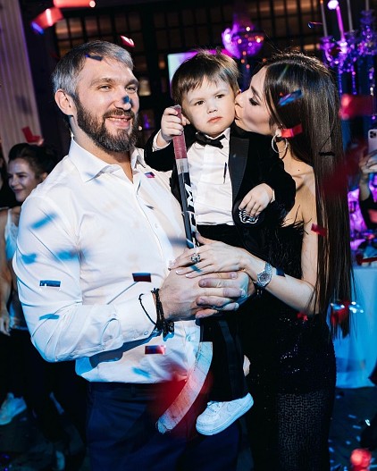 Александр Овечкин и Анастасия Шубская с сыном Сережей
