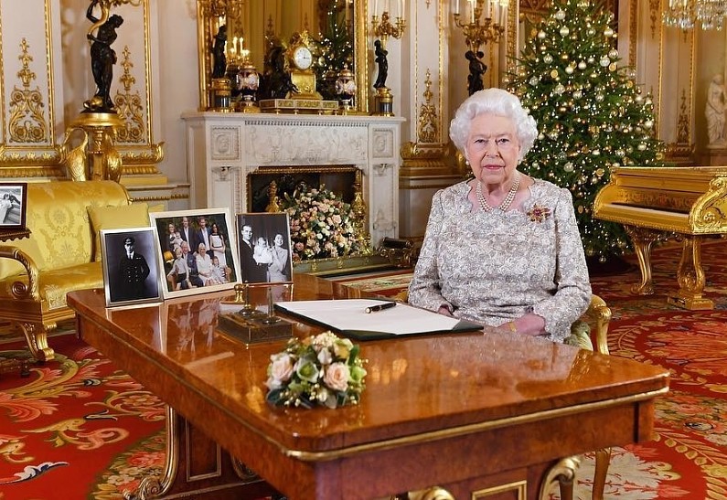 Резиденцию королевы Елизаветы украсили к Рождеству. И вот как это выглядит!