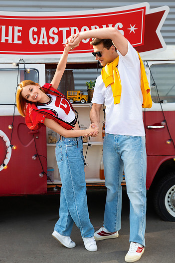 На Ольге: топ, жилет, всё — Guess, джинсы Levi’s. На Александре: футболка Uniqlo, толстовка аdidas Originals, джинсы Levi’s, кеды Bally, очки Polaroid