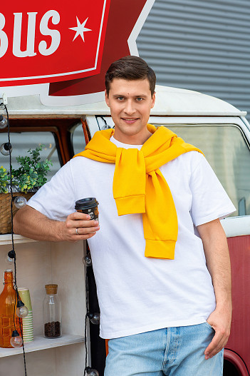 На Александре: футболка Uniqlo, толстовка аdidas Originals , очки Polaroid