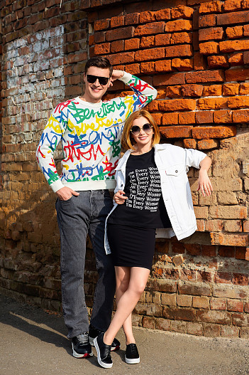 На Александре: джемпер United Colors of Benetton, джинсы Levi’s, кеды Bally. На Ольге: футболка Trussardi, платье Wolford, куртка Levi’s, очки Anna-Karin Karlsson