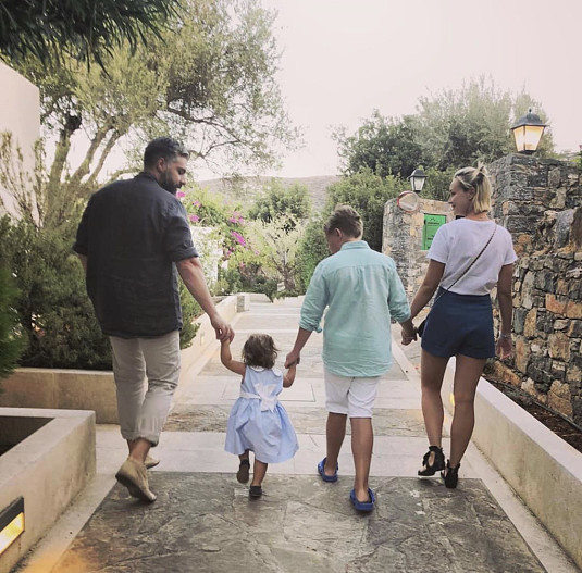 Дмитрий Исхаков и Полина Гагарина с сыном Андреем и дочерью Мией