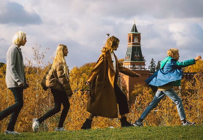 От Сочи до Мурманска: Наталья Водянова покажет своим детям Россию в новом проекте «Русские каникулы»