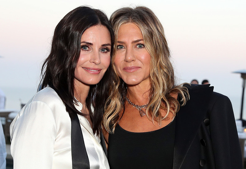 Не отличить! Кортни Кокс превратилась в Дженнифер Энистон