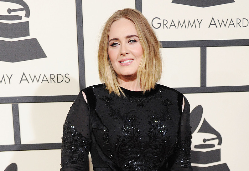 Адель похвалилась стройной фигурой в облегающем костюме