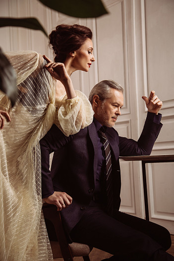 На Светлане: платье By Malene Birger; На Вадиме: костюм, ремень, галстук — всё Suitsupply, рубашка Guess by Marciano