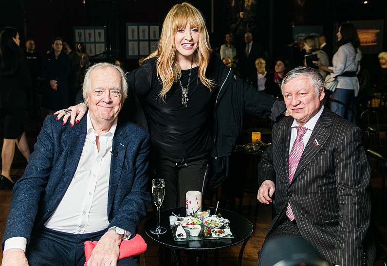 Алла Пугачева, Анатолий Карпов, Тим Райс на презентации мюзикла «Шахматы»