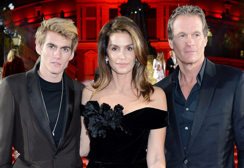 «Спасите Пресли!»: Синди Кроуфорд ищет психотерапевта для своего сына