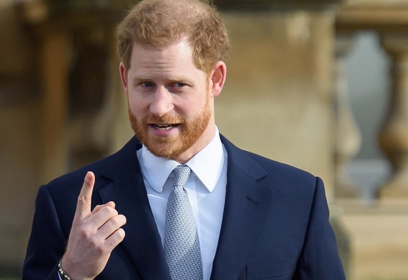 Принц Гарри вернулся в Великобританию без Меган Маркл и сына Арчи