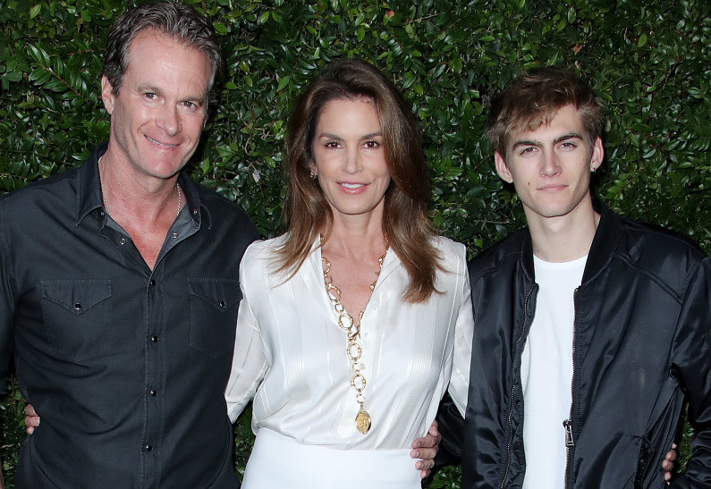 Сына Синди Кроуфорд заподозрили в увлечении наркотиками